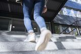 Selbst Alltagsaktivitäten wie Treppensteigen können sich sich positiv auf das seelische Wohlbefinden auswirken. (Foto: Markus Breig, KIT)