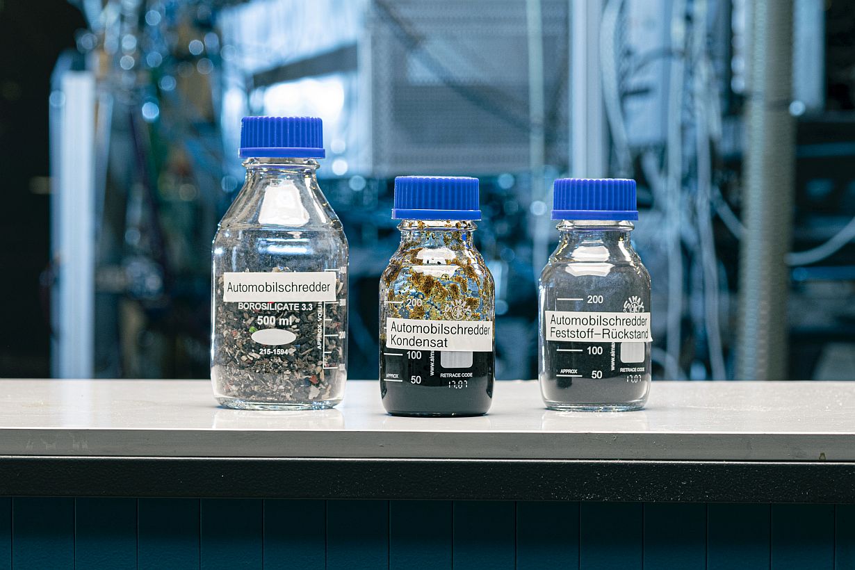 Pyrolysis oil from mixed wastes is to close the loop for plastics from automotive engineering. (Photo: Markus Breig, KIT)