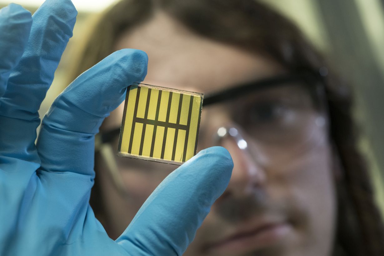 In terms of efficiency, perovskite solar cells have caught up on silicon solar cells, but some of their properties are not yet understood completely. (Photo: Markus Breig, KIT) 
