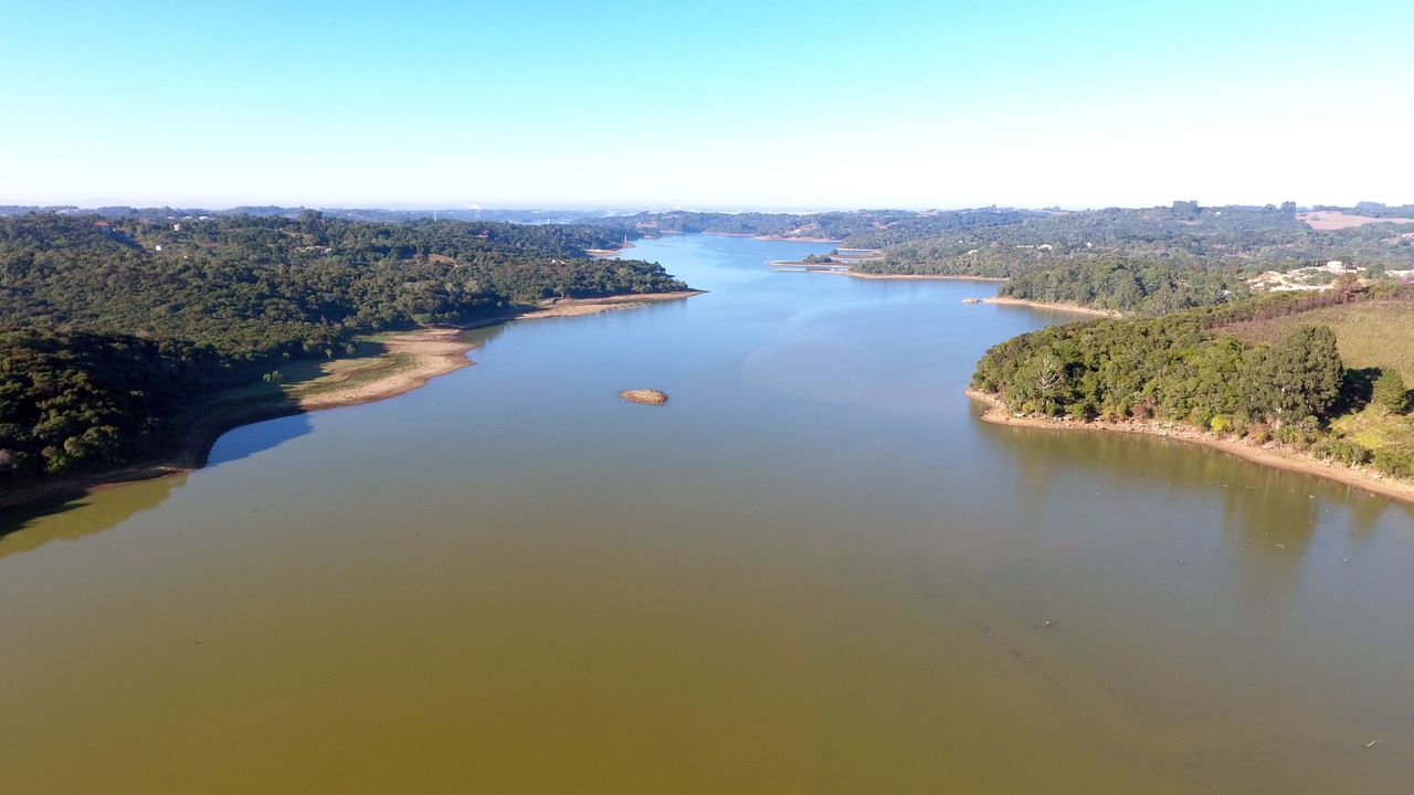 A view to the south over Passaúna reservoir reveals different land uses – forest, agriculture, and settlements – in the direct vicinity.   (Photo: Tobias Bleninger, KIT) 