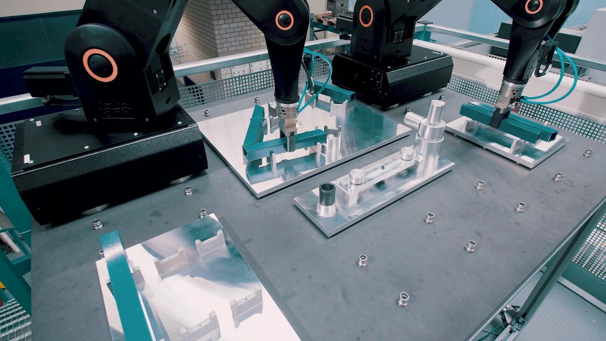 The flexible production system combines the high productivity and precision of special machines with the flexibility and adaptability of industrial robots. (Photo: wbk, KIT)