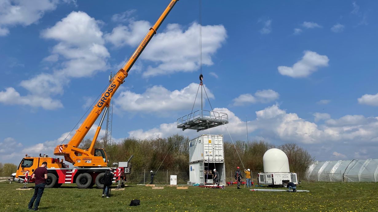 Aufbau des KITcube Niederschlagsradars zur Niederschlagsmessung in einem Umkreis von 100 Kilometern in der Region Schwäbische Alb/Neckartal. (Foto: Andreas Wieser, KIT)