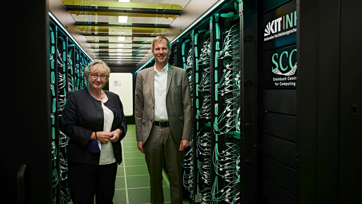 Ministerin Theresia Bauer und Vizepräsident Oliver Kraft bei der Einweihung des Supercomputers HoreKa am KIT. (Foto: Riccardo Prevete, KIT)