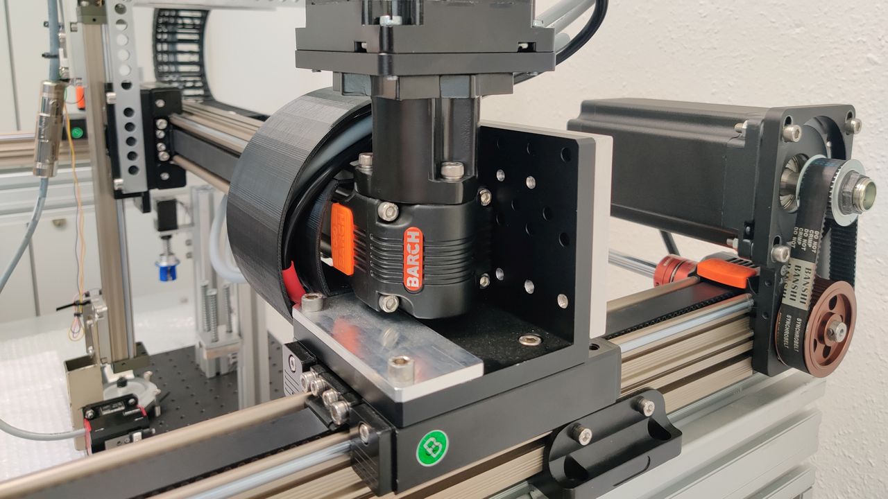 In der automatisierten Anlage sollen neue Materialien für die Wirkstoffforschung und die Materialwissenschaften durch eine Kombination aus etabliertem Equipment und Open-Hardware-Komponenten hergestellt werden. (Foto: Patrick Hodapp, KIT)