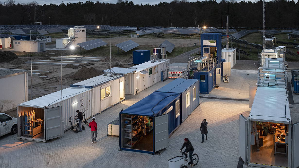 Im Energy Lab 2.0 können die Wissenschaftler des KIT Wasserstoff und damit zusammenhängenden Prozesse erforschen und direkt erproben. (Foto: Markus Breig, KIT)