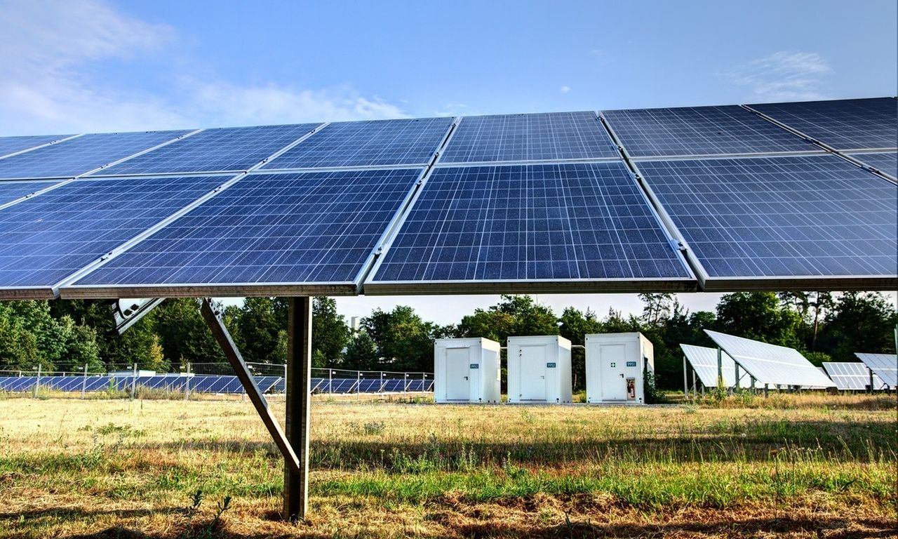 Photovoltaic modules and energy storage systems at KIT’s Energy Lab 2.0 on Campus North. (Photo: Walter Frasch, KIT) 