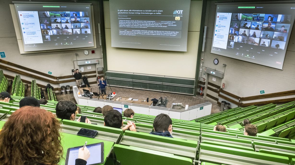 Der Hörsaal als Lernort, der Studierende vor Ort und virtuell Teilnehmende beteiligt. (Foto: Markus Breig, KIT) 