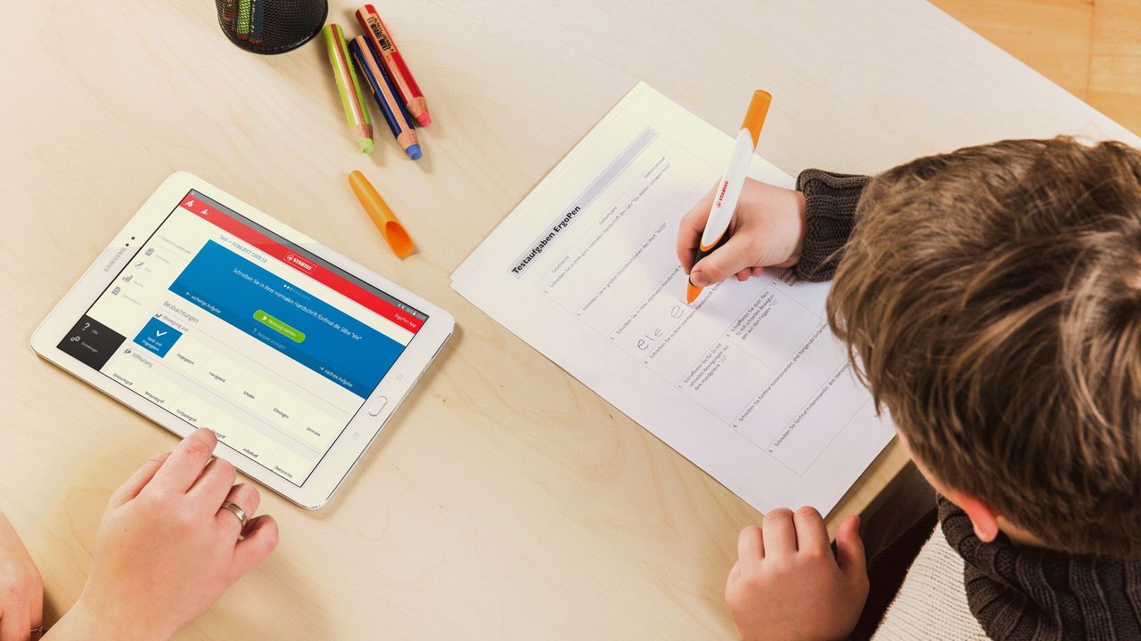 Der digitale Stift verbindet Handschrift mit digitalen Medien und soll das Schreibenlernen erleichtern. (Foto: STABILO International GmbH)