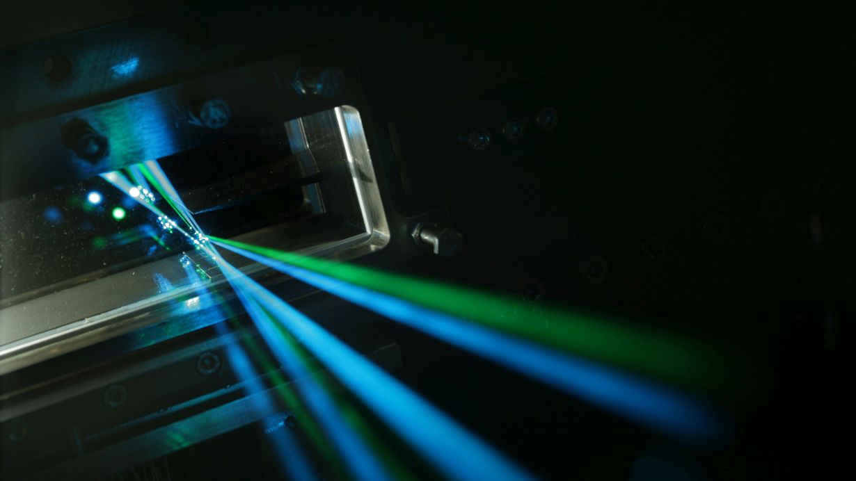 Daten lassen sich auch per Laser übertragen, sicherheitskritische Systeme müssen deshalb auch optisch gut geschützt sein. (Foto: Andrea Fabry, KIT)