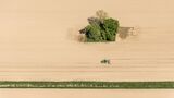 Natur und Landwirtschaft: Eine Studie mit Beteiligung des KIT beleuchtet den Zielkonflikt zwischen Ernährungssicherheit und Biodiversität. 