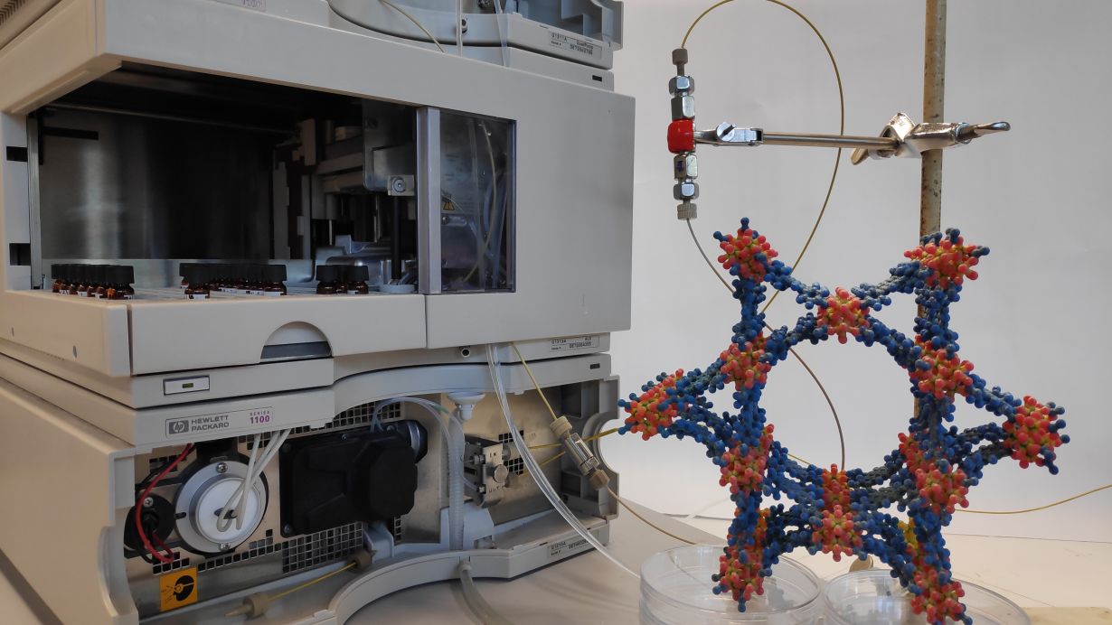 3D model of a MOF in front of the enzyme-MOF flow reactor at the laboratory of KIT’s Institute of Functional Interfaces. (Photo: Dr. Raphael Greifenstein, KIT) 