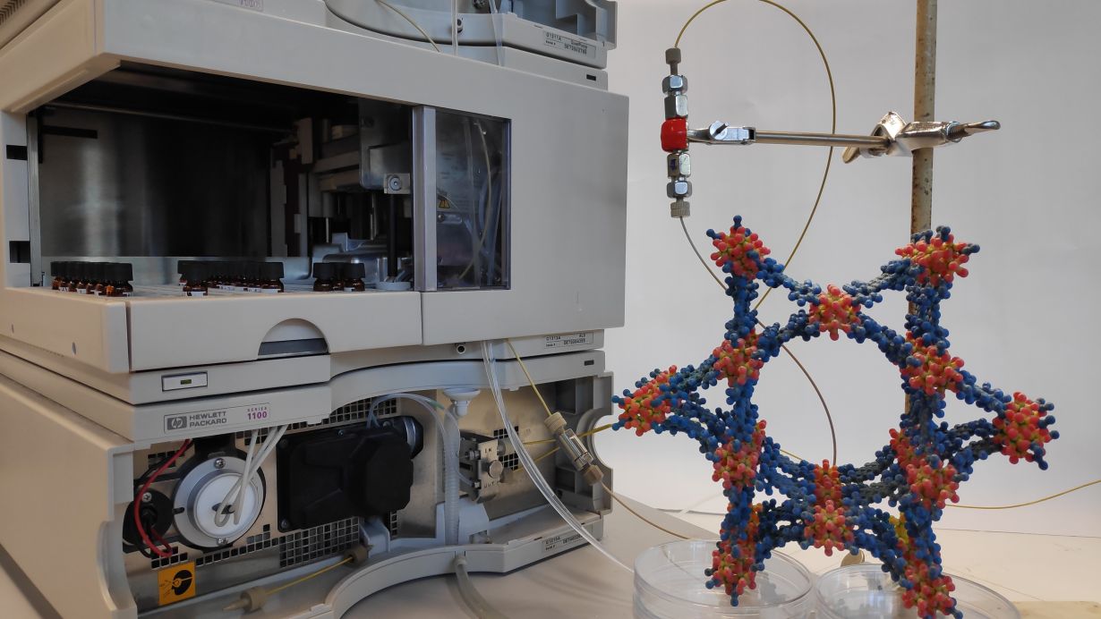 3D model of a MOF in front of the enzyme-MOF flow reactor at the laboratory of KIT's Institute of Functional Interfaces. (Photo: Dr. Raphael Greifenstein, KIT) 