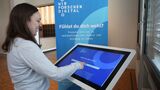 Terminals mit Touchscreens an öffentlichen Orten wie dem Karlsruher ZKM machen Bürgerinnen und Bürger auf das Mitmachprojekt zum Thema Homeoffice neugierig. (Foto: IISM, KIT)