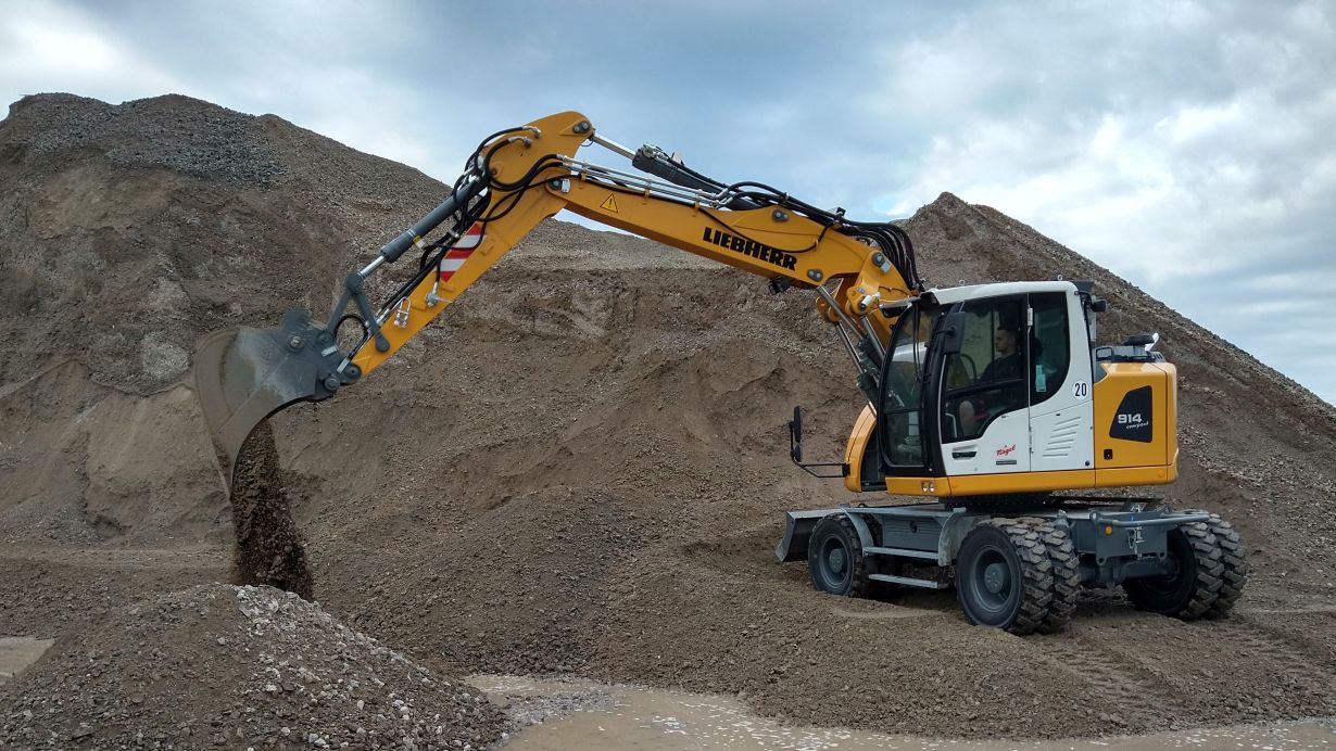 Forscher haben diesen Bagger mit Sensoren versehen und untersucht, wie die Baumaschine viel effizienter arbeiten könnte. (Foto: Niklas Bargen, KIT) 