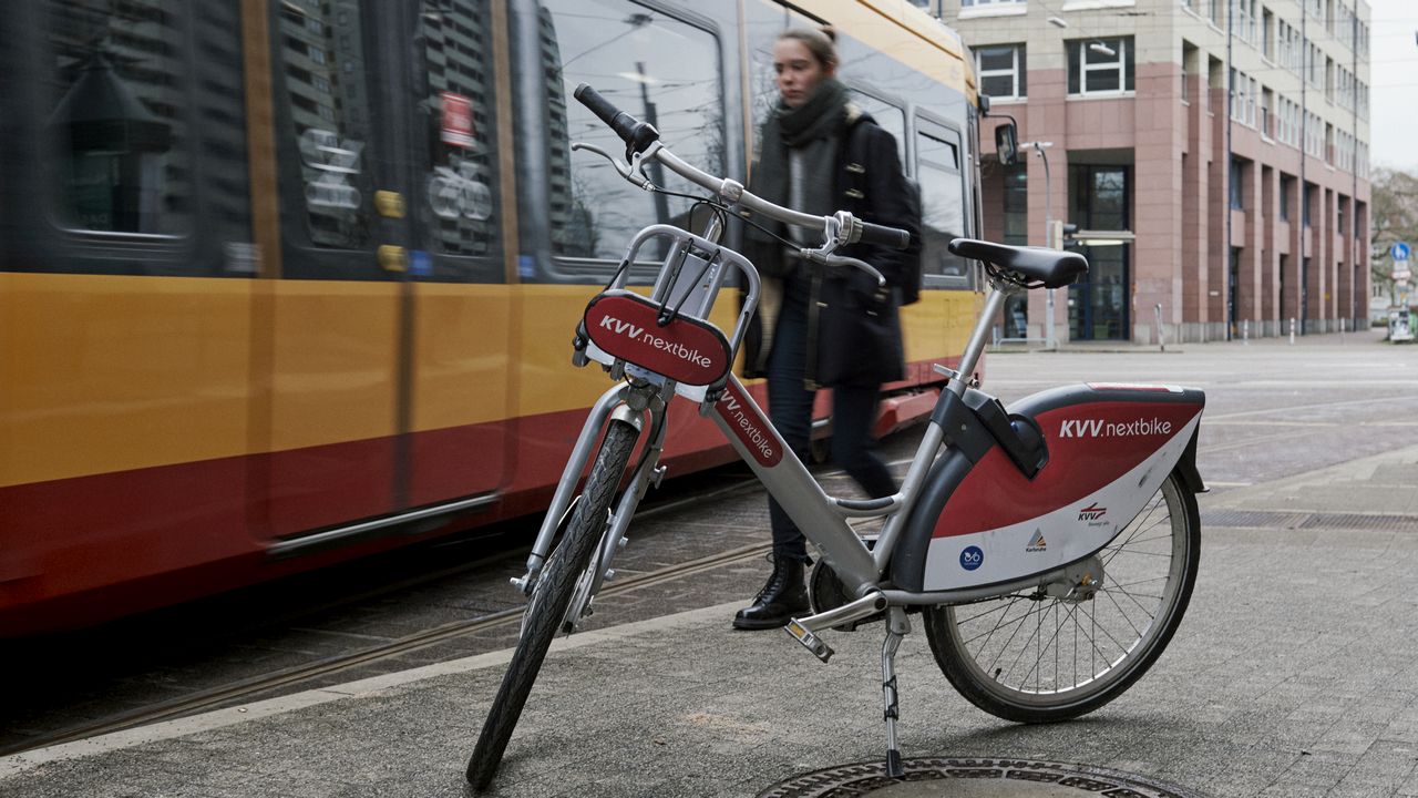 Pooling- und Sharing-Angebote, zum Beispiel für Fahrräder, können laut Forschenden des KIT den öffentlichen Verkehr fördern. (Foto: Amadeus Bramsiepe, KIT)  