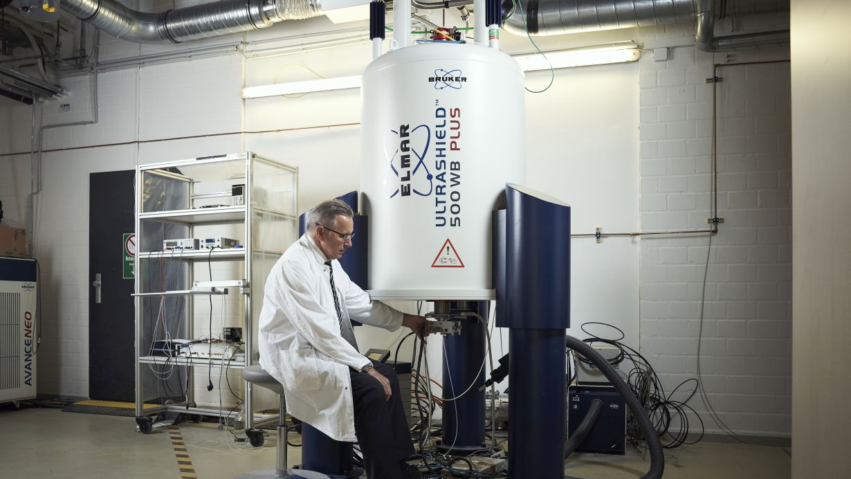 The team from the new Collaborative Research Center aims to reduce the volume of high-performance magnetic resonance systems by a factor of 200. (Photo: Amadeus Bramsiepe, KIT)