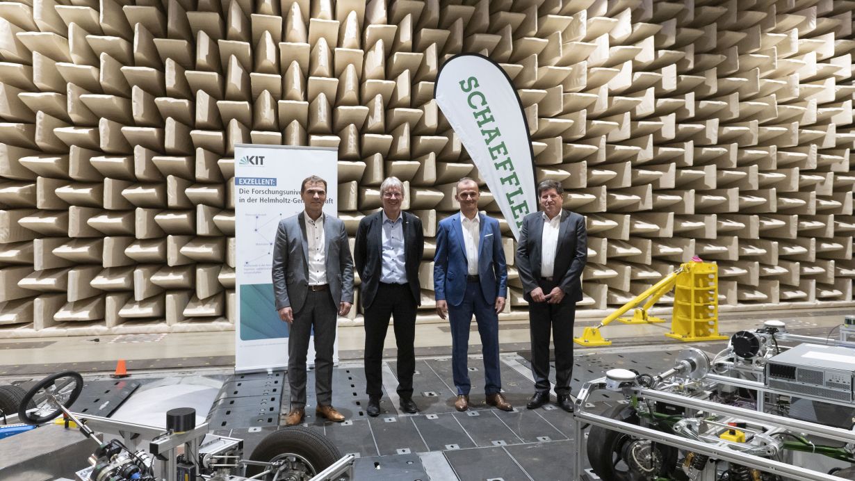 KIT und Schaeffler stärken die Mobilitätsforschung mit einer strategischen Partnerschaft: Uwe Wagner, Vorstand Forschung und Entwicklung, Schaeffler AG; Professor Holger Hanselka, Präsident des KIT; Matthias Zink, Vorstand Automotive Technologies, Schaeff