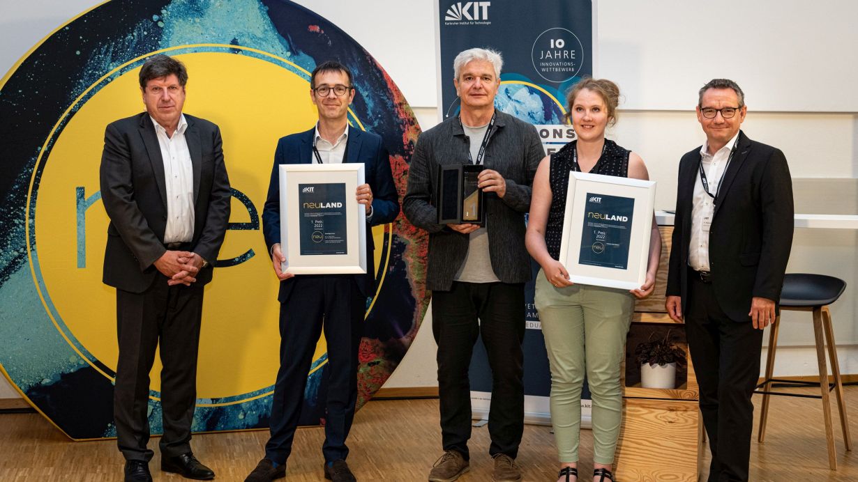 The winners of the transfer award at KIT’s NEULAND innovation contest (detailed caption at end of text; photo: Robert Fuge, KIT)