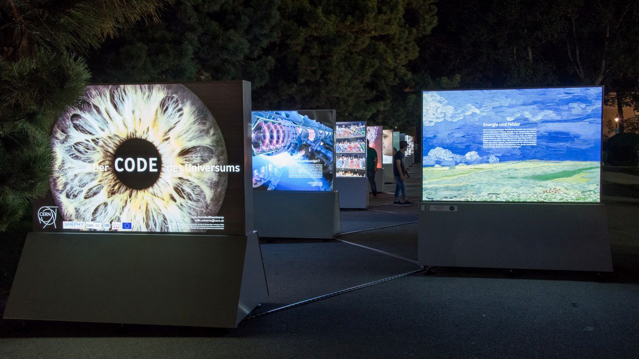 Photographic discovery: The exhibition offers impressive insights into particle research. (Photo: B. Lorentz / CERN) 