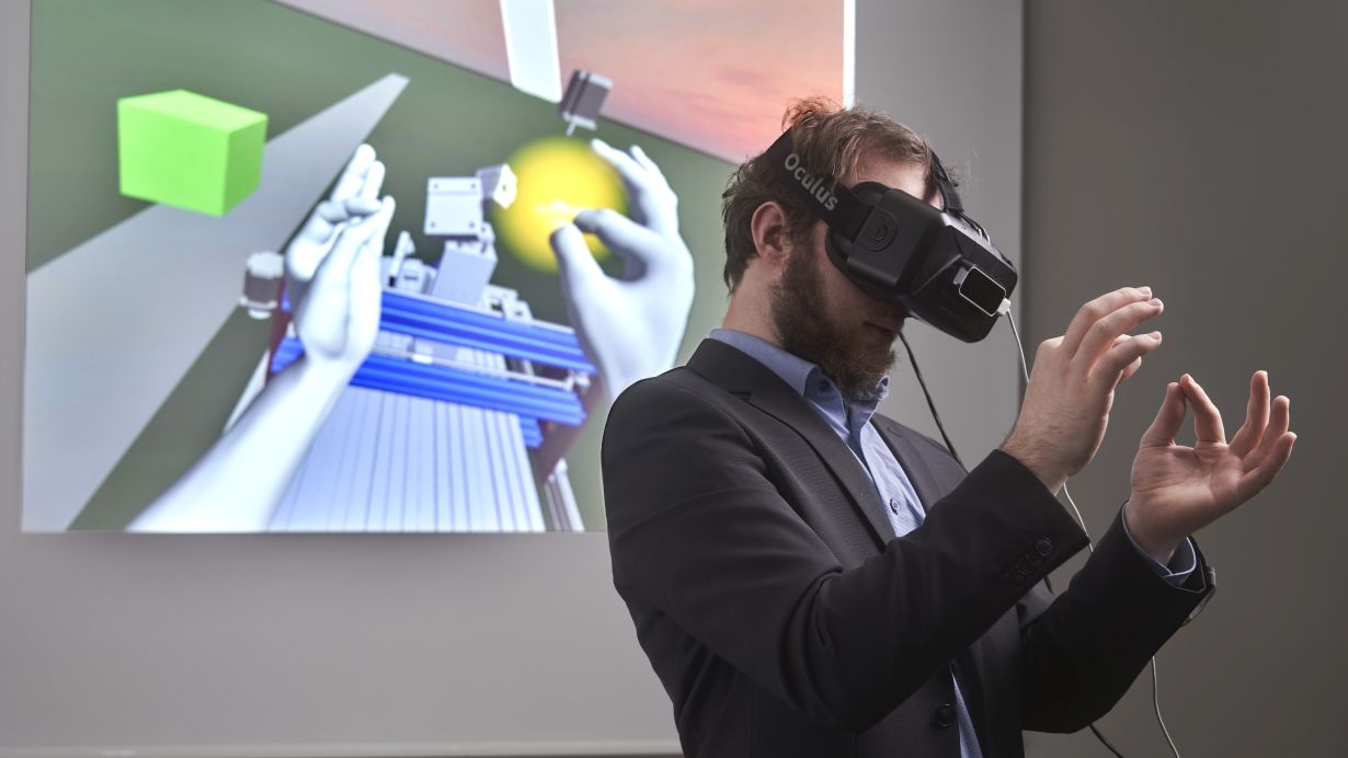 Forschende des KIT untersuchen, wie Gesellschaft und Technologie interagieren. Ihre Arbeit stellen sie bei „KIT im Rathaus“ vor. (Foto: Amadeus Bramsiepe, KIT