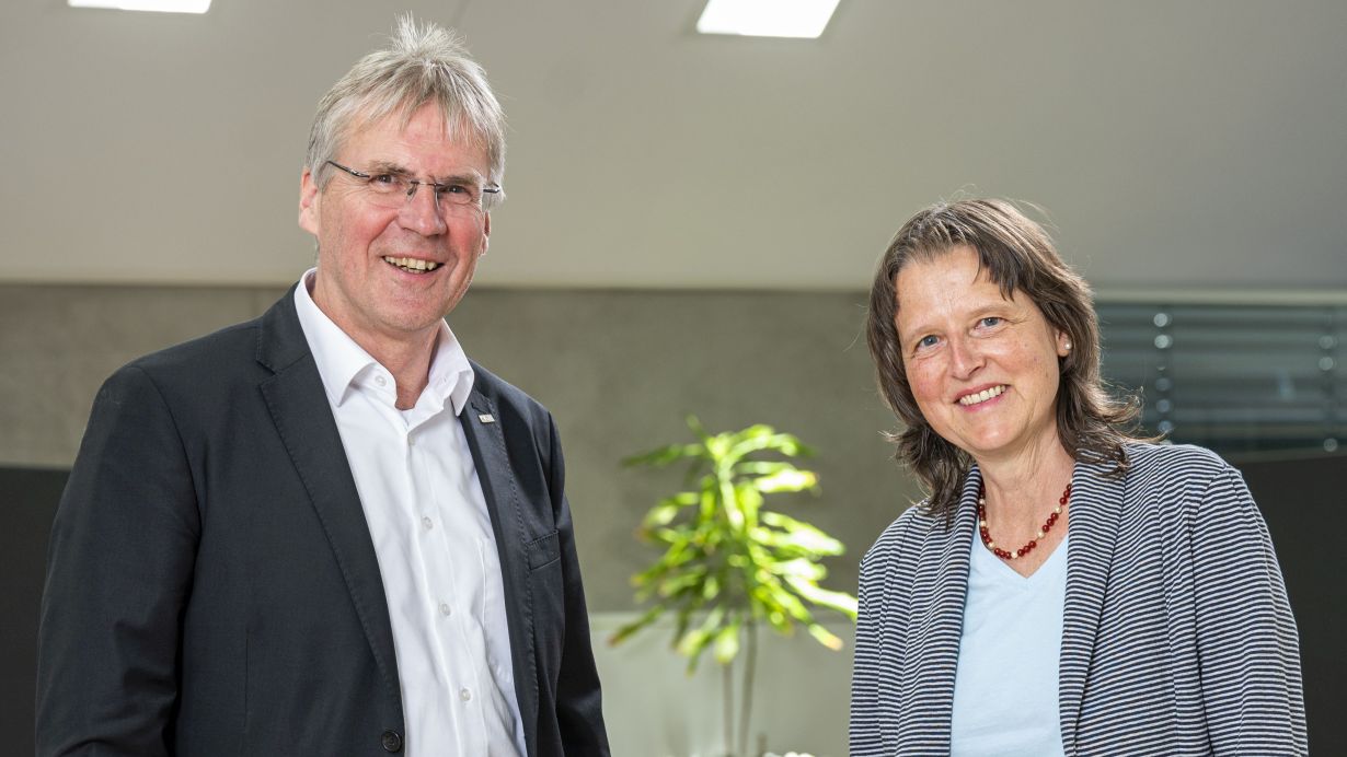 Dr. Kora Kristof (right) and the President of KIT, Professor Holger Hanselka (photo: Markus Breig, KIT)