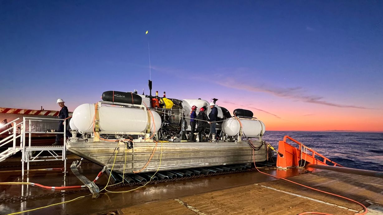 Vorbereitungen am U-Boot für den Tauchgang zur Titanic am Morgen des 14. Juli 2022. (Foto: Alex Waibel, KIT)