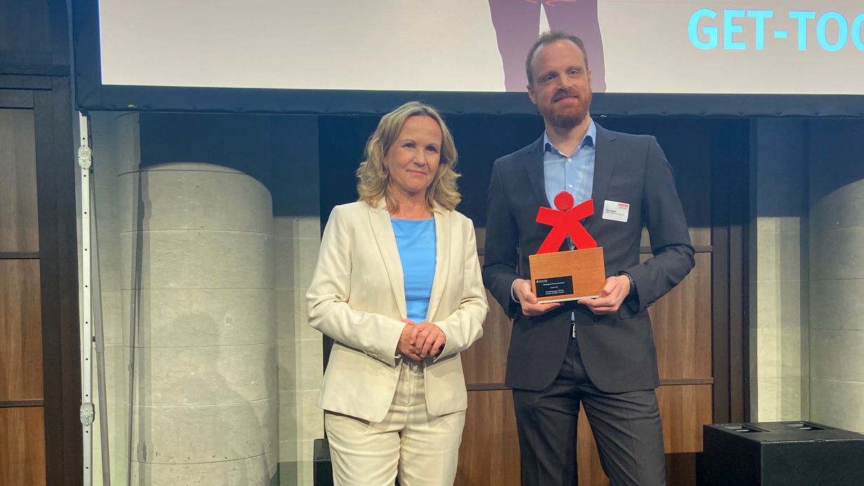 IT security for everyone: KIT Research Group SECUSO is awarded for their user-friendly data security content. (on the left: Federal Minister for Consumer Protection Steffi Lemke; on the right: Peter Mayer, KIT) (Photo: Deutsche Stiftung Verbraucherschutz)