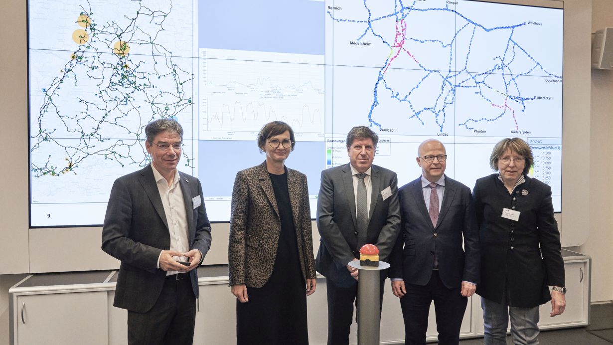 Federal Research Minister Bettina Stark-Watzinger (second from the left) started the simulation at KIT’s Energy Lab 2.0. (Photo: Amadeus Bramsiepe, KIT; the detailed caption can be found at the end of the text).