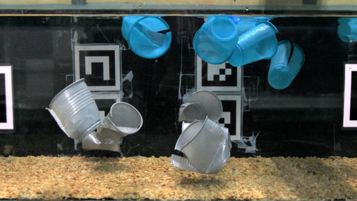 Für ihre Untersuchung nutzten die Forschenden Flussmodelle, die mit Plastikmüll bestückt wurden (Foto: Daniel Valero, KIT).