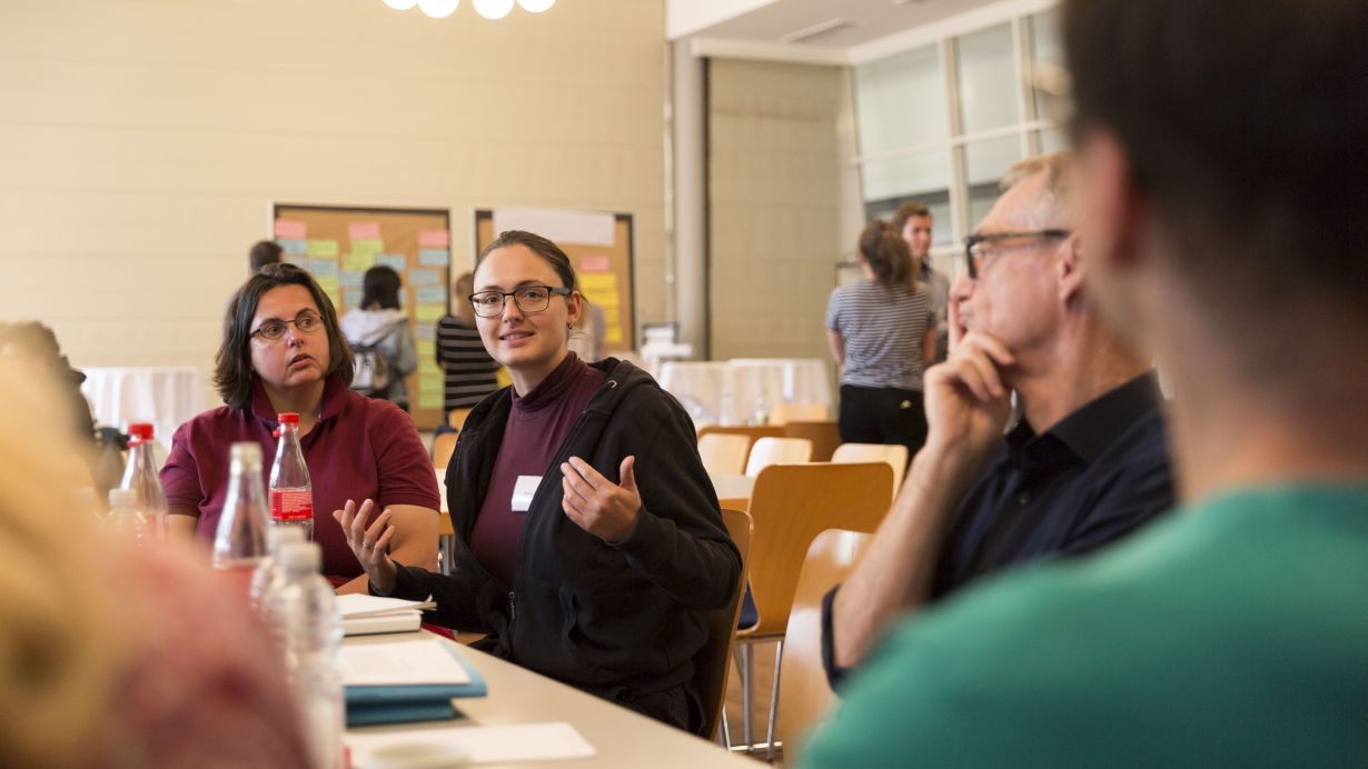 Ins Gespräch kommen: Gerade in schwierigen Zeiten ist der Dialog zwischen Wissenschaft und Bevölkerung unverzichtbar. (Foto: Patrick Langer, KIT) 