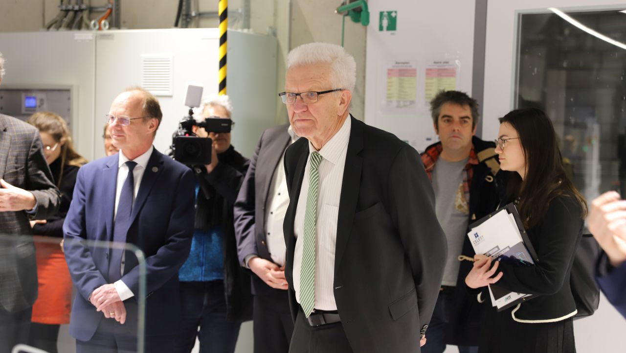 The Minister-President informed himself about the fully automated laboratory for accelerated material development. (Photo: Daniel Messling, KIT) 