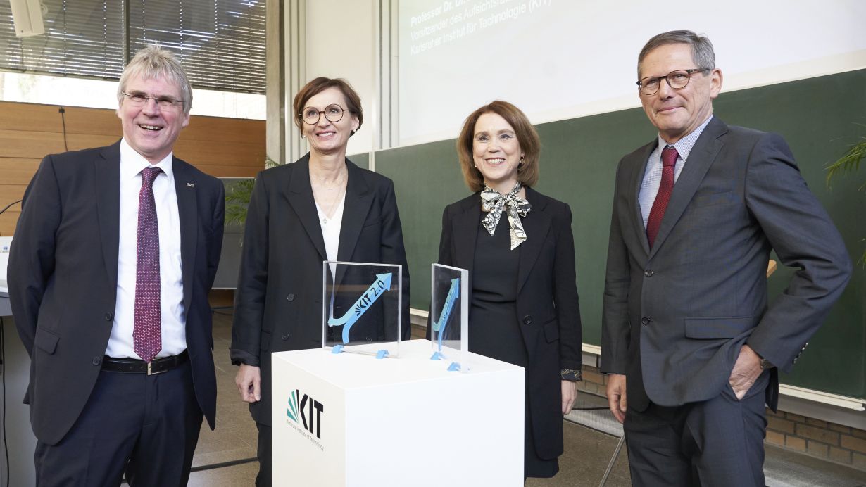 Start in ein neues Kapitel am KIT: Präsident Holger Hanselka, Bundesministerin Bettina Stark-Watzinger, Landesministerin Petra Olschowski und der Aufsichtsrastvorsitzende des KIT Michael Kaschke. 