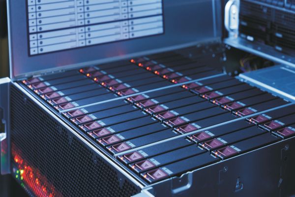 Die Rechenpower des neuen Supercomputers am KIT entspricht 10 000 Laptops. (Foto: Amadeus Bramsiepe, KIT)