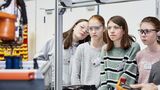 Ob Studium oder Ausbildung: Am Mädchen-Zukunftstag 2023 bringt das KIT Schülerinnen ab Klasse 5 die Welt der Technik und Naturwissenschaften nahe. (Foto: Markus Breig, KIT)