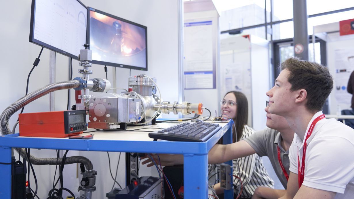 Theresa Schweiker, Janosch Jacob, and Robin Müller (front) built a vacuum chamber for the ‘Jugend forscht’ competition. (Photo: Amadeus Bramsiepe, KIT) 