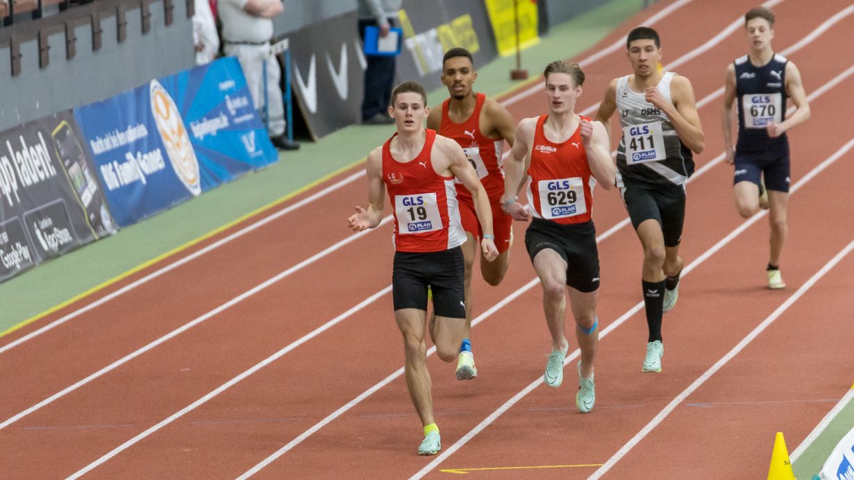 Excellent in two systems: Maximilian Köhler (front), German U20 Champion over 400 m and 400 m hurdles, is supported at KIT as a top-level student athlete (Photo: Martin Anstett) 