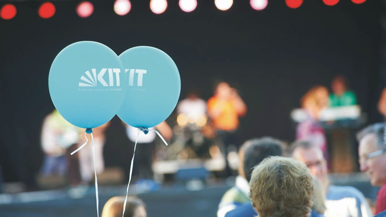 Wissenschaft und mehr für die ganze Familie: Beim großen Besucherinnen- und Besuchertag am 17. Juni öffnet das KIT erstmals seit 2019 wieder einen ganzen Campus (Foto: Andreas Drollinger, KIT)