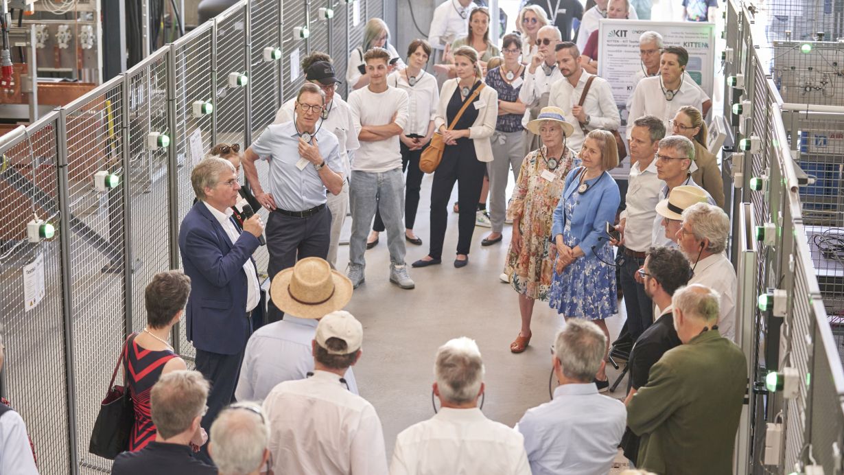 Wissenschaft zum Anfassen gab es auch am Energy Lab 2.0, hier mit Präsident Holger Hanselka (links im Bild) (Foto: Amadeus Bramsiepe, KIT)