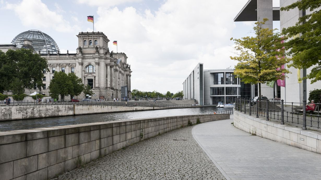Regelmäßig werden TAB-Berichte im Plenarsaal unter der Kuppel im Bundestag debattiert. (ausführliche Bildunterschrift am Textende; Foto: Markus Breig, KIT)