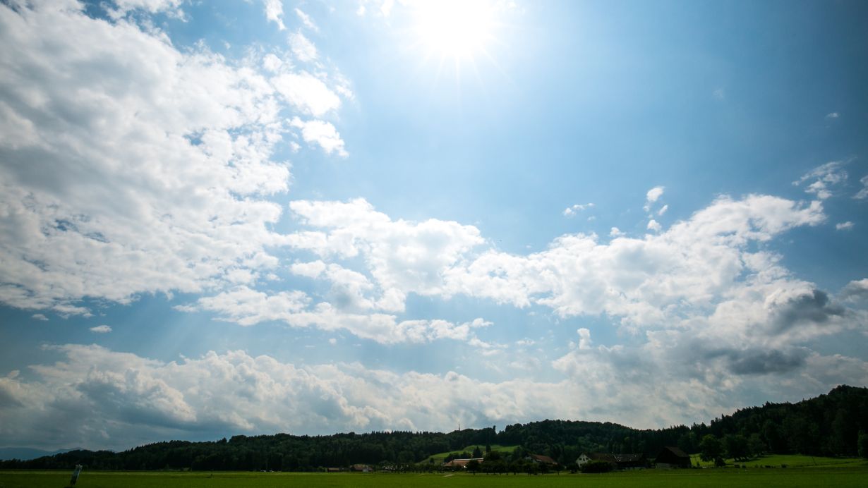 Die Strahlung der Sonne sowie Verdunstung und Luftbewegungen beeinflussen die Temperaturen an der Erdoberfläche.  (Foto: Gabi Zachmann, KIT) 