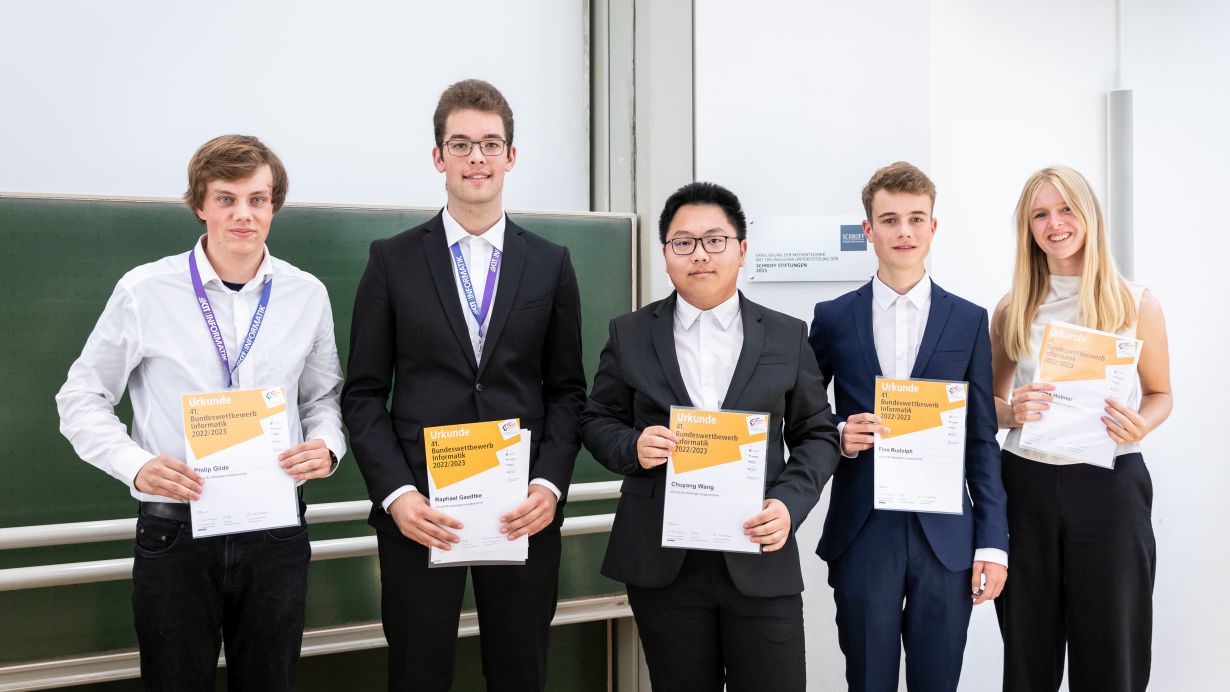 Die fünf besten jungen Informatik-Talente aus ganz Deutschland : Philip Gilde, Raphael Gaedtke, Chuyang Wang, Finn Rudolph und Selma Hübner (v.l.n.r.) konnten beim Finale des Bundeswettbewerbs Informatik am KIT überzeugen. (Foto: Sandra Göttisheim, KIT)