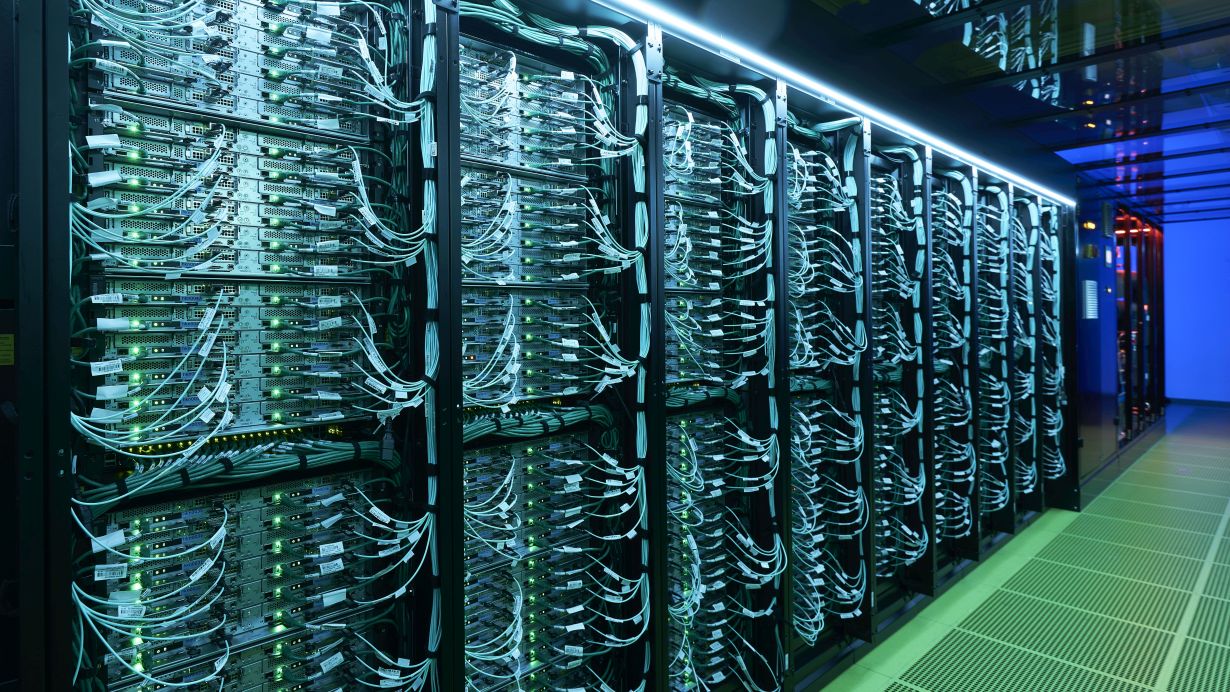 Mit hochleistungsfähigen Rechnern zählt das IT-Zentrum des KIT auch international zur Spitze. Ab Januar 2024 trägt es den Namen „Scientific Computing Center“. (Foto: Amadeus Bramsiepe, KIT)