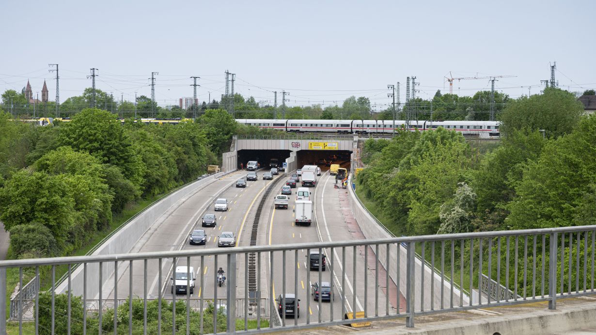 Forschende des KIT entwickeln ein neuartiges Berechnungsmodell, um die Reifen-Fahrbahn-Geräusch-Emission im Straßenverkehr zu mindern. (Foto: Markus Breig, KIT) 