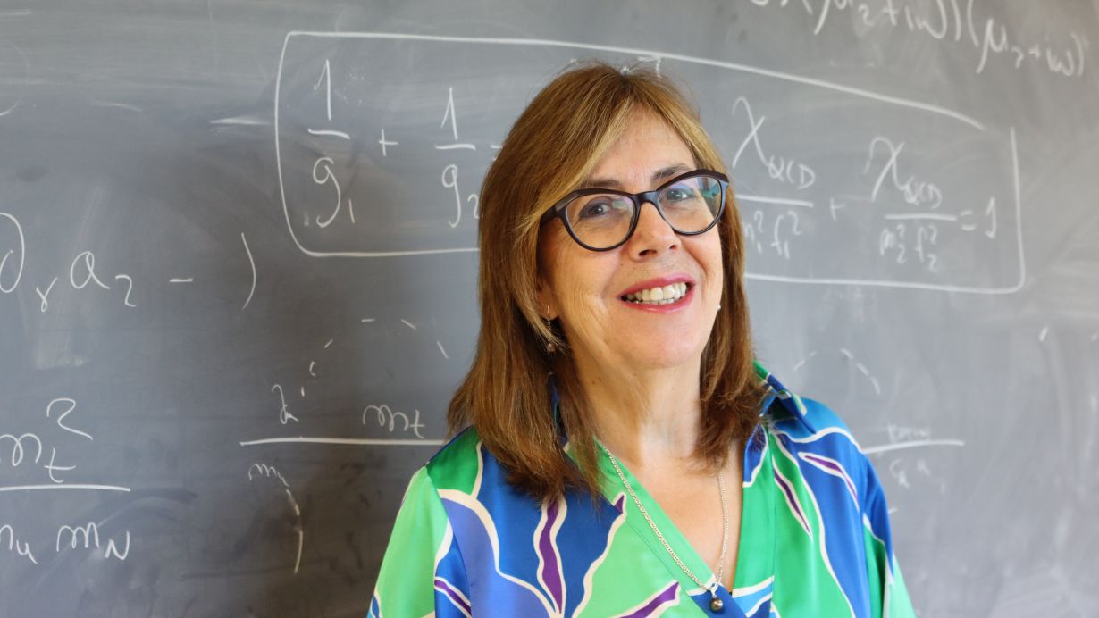 Professor Dr. Belén Gavela, Universidad Autónoma de Madrid, receives the 2023 Julius Wess Award of the KIT Center Elementary Particle and Astroparticle Physics (Photo: Laura Marcos, UAM) 