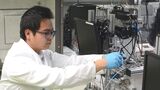 Minh Nhat Nguyen, Doktorand am IAMT, experimentierte mit einer Membran aus vertikal ausgerichteten Kohlenstoff-Nanoröhrchen. (Foto: IAMT, KIT)