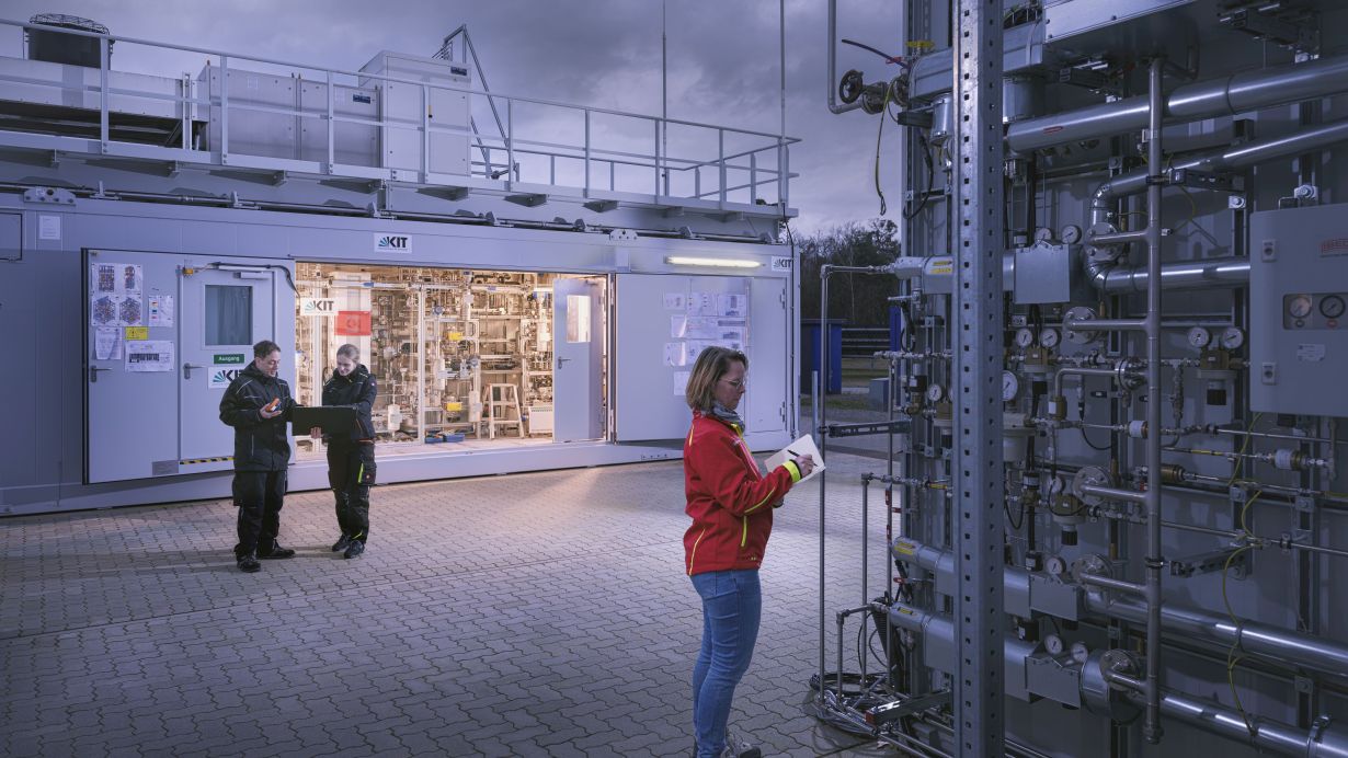 Forschung zur Herstellung klimaneutraler Kraftstoffe im Energy Lab am KIT. Europas größte Forschungsinfrastruktur für erneuerbare Energien wird ebenfalls Teil des Ökosystems von RISEnergy. (Foto: Amadeus Bramsiepe, KIT) 