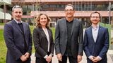 Die Direktoriumsmitglieder Edward Lemke, Sylvia Erhardt und Zentrumssprecher Michael Knop sowie Phil-Alan Gärtig von der Carl-Zeiss-Stiftung (v.l.n.r., Foto: Universität Heidelberg – Kommunikation und Marketing, Uwe Anspach)