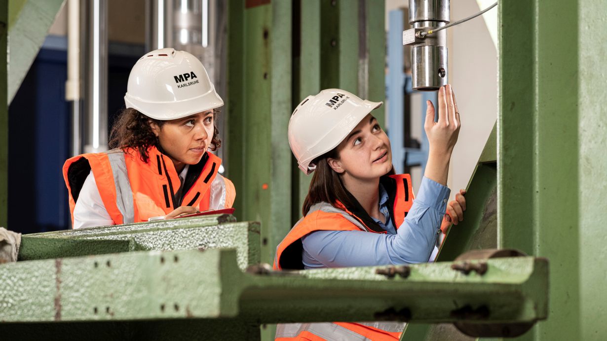 Ausprobieren und informieren: Am Girls‘ Day können sich Schülerinnen am KIT über Berufsperspektiven insbesondere in den MINT-Fächern schlaumachen (Foto: Markus Breig, KIT)