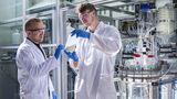 Litona-Gründer Sebastian Büchele zeigt eine Flasche des Energiespeichermaterials Preußisch Weiß für Natrium-Ionen-Batterien. 