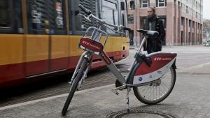 Fahrrad vor einer vorbeifahrenden Straßenbahn in der Innenstadt von Karlsruhe